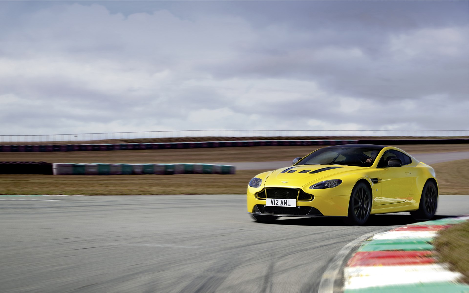 Aston Martin V12 Vantage S 2014